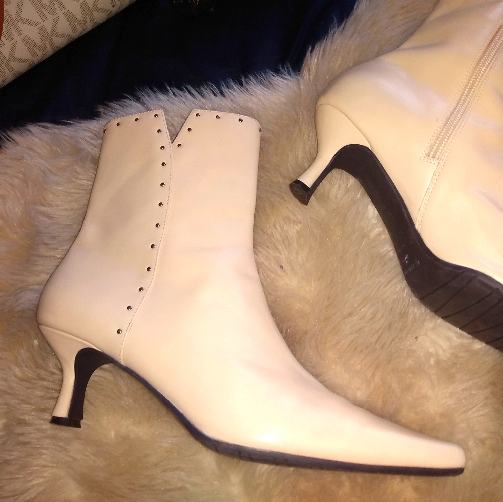 Anne Klein 6 1/2 cream beige boots, pointy toe